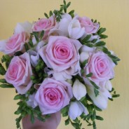 Svatební kytice z růžových růží