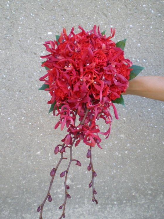 červené růže a orchideje